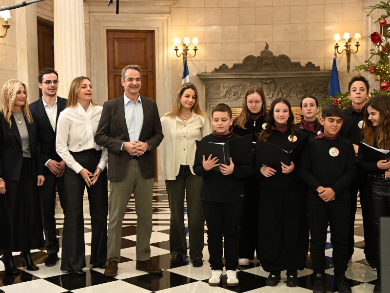 Μαθητές από το Μουσικό Σχολείο Αλίμου είπαν τα κάλαντα στον πρωθυπουργό