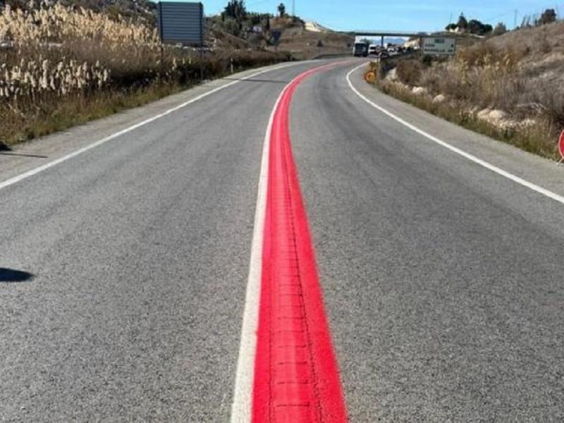 Κόκκινη γραμμή στον δρόμο