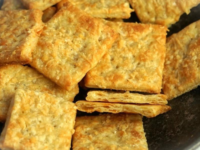 Τραγανά μίνι κράκερ με τυρί: Το πιο εύκολο σνακ με μόλις 4 υλικά