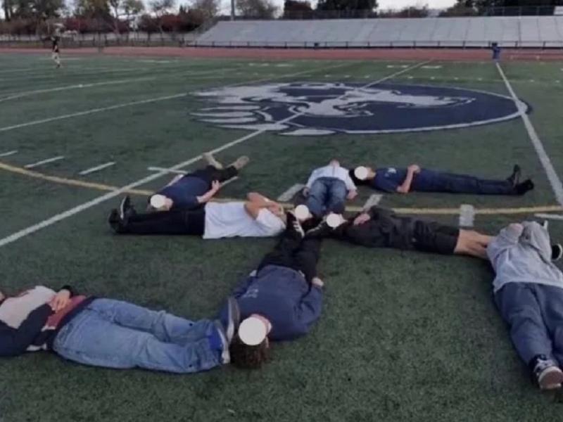 Σάλος με ναζιστικό μήνυμα σε γήπεδο σχολείου: Μαθητές σχημάτισαν με τα σώματά τους ανθρώπινη σβάστικα