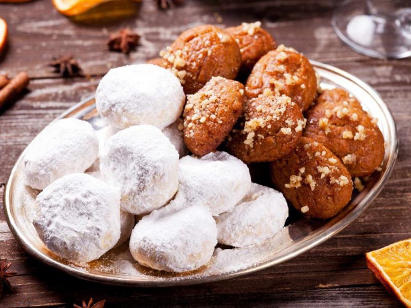 Μελομακάρονα και κουραμπιέδες