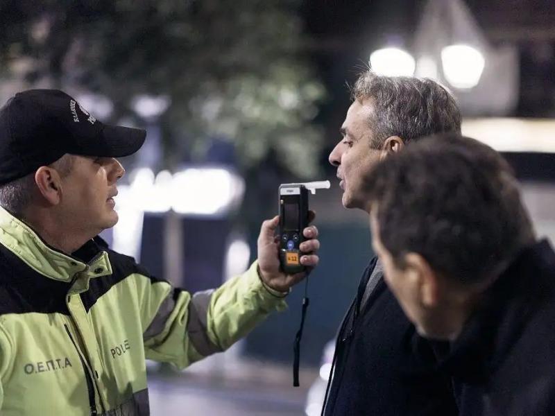 Βίντεο με τον Κυριάκο Μητσοτάκη στα μπλόκα των Αλκοτεστ στην Αθήνα