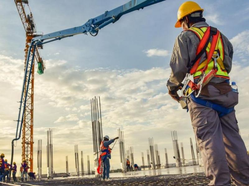 Οικοδόμοι σε εργοτάξιο – θέμα δώρου αδειοσήμου