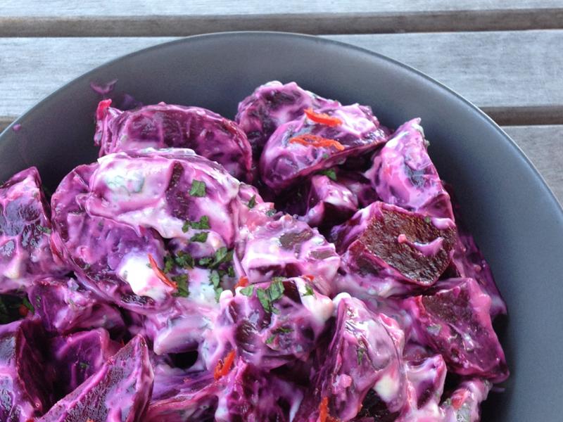 Γιορτινή παντζαροσαλάτα με μήλο και γιαούρτι