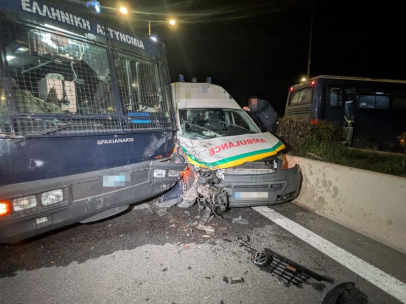 Λάρισα: Σύγκρουση ασθενοφόρου με κλούβα των ΜΑΤ σε μπλόκο αγροτών