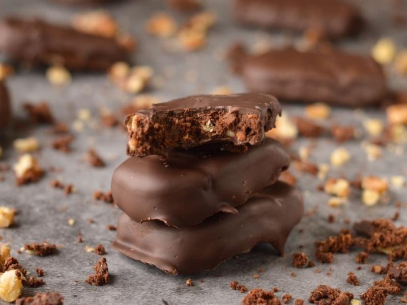 Φέτες μήλου με λιωμένη κουβερτούρα: Το πιο γρήγορο και υγιεινό γλυκό μπουκιάς