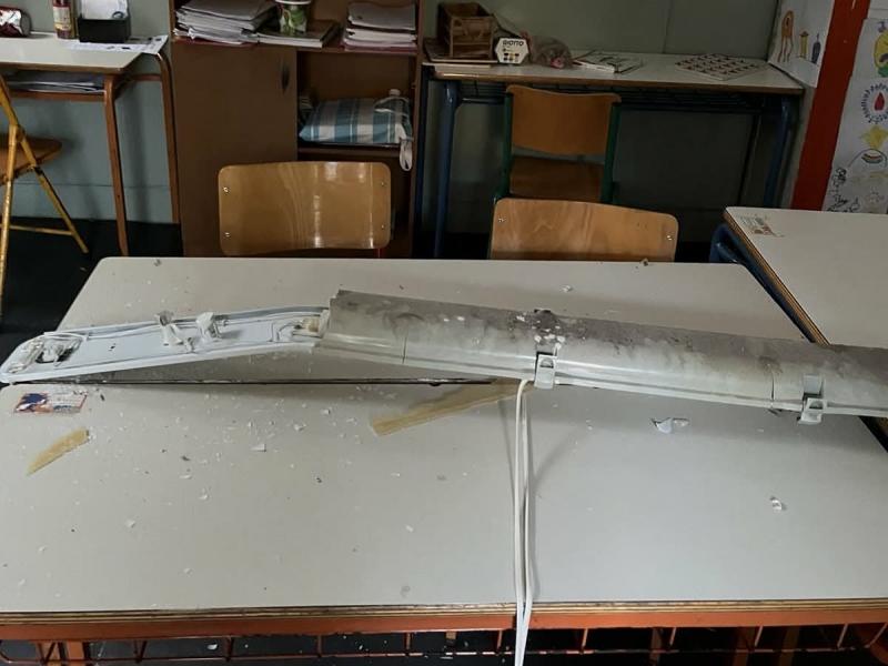 Κατέρρευσε λάμπα σε ειδικό σχολείο της Αθήνας: Έγινε χίλια κομμάτια πάνω στα θρανία (Φωτογραφίες) 