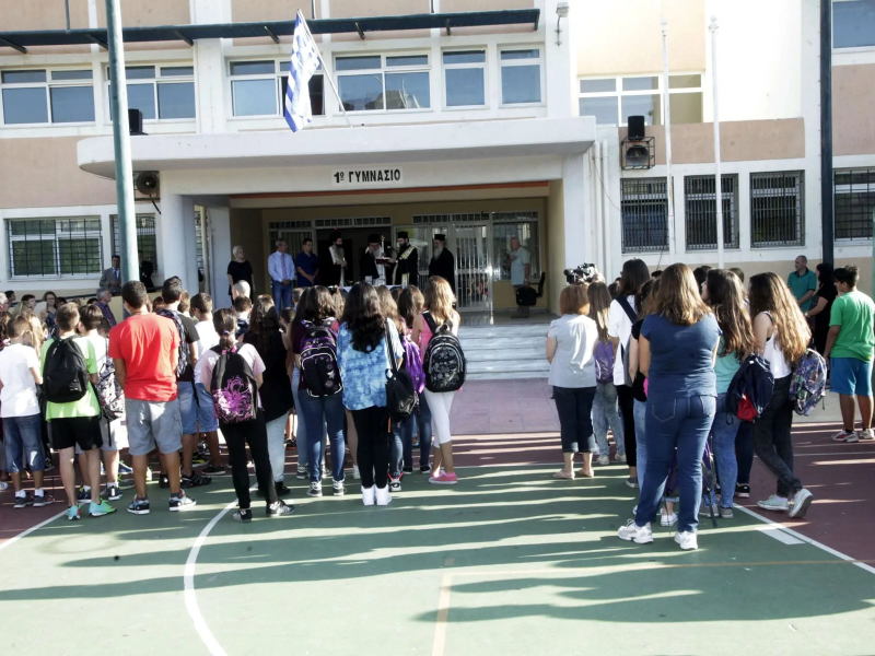 Υπ. Παιδείας: Η ευθύνη των εκπαιδευτικών για την προσευχή και τη σημαία στα σχολεία