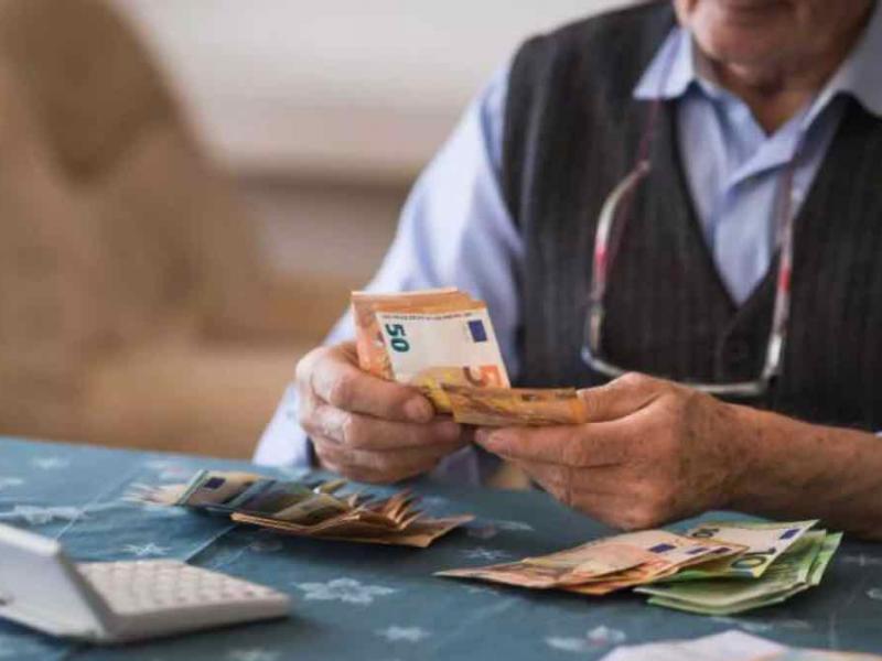 Συνταξιούχους υπολογίζει ευρώ σε χαρτονομίσματα με κομπιουτεράκι
