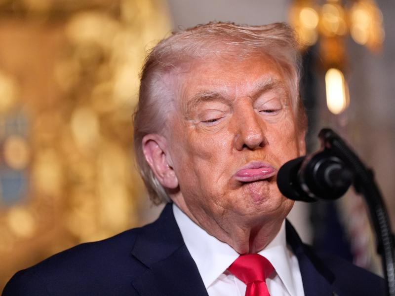 Τραμπ: «Καλά Χριστούγεννα σε όλους, και στα αποβράσματα της ριζοσπαστικής αριστεράς»