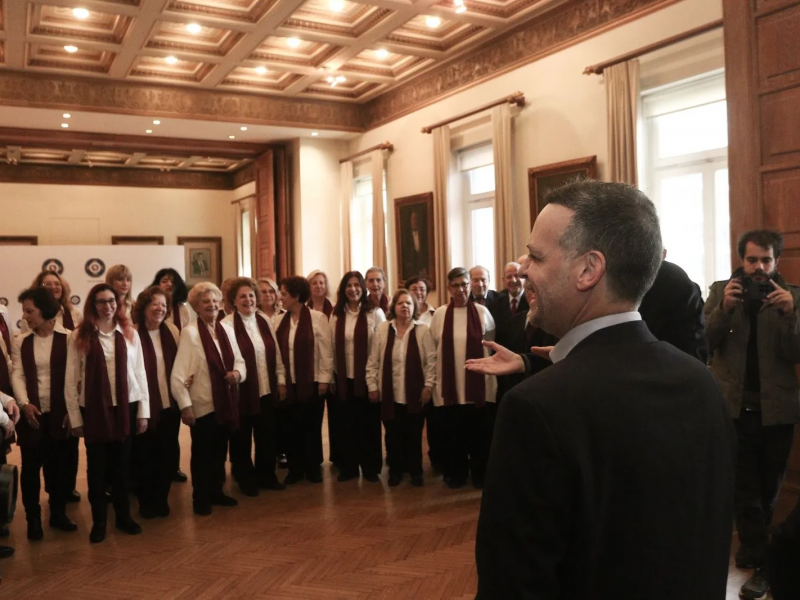 Κάλαντα από μαθητές στον Χάρη Δούκα, Δήμαρχο Αθήνας