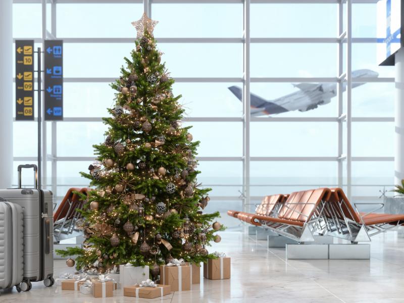 Αεροπλάνο απογειώνεται και στο χώρο αναμονής έχει χριστουγεννιάτικο δέντρο