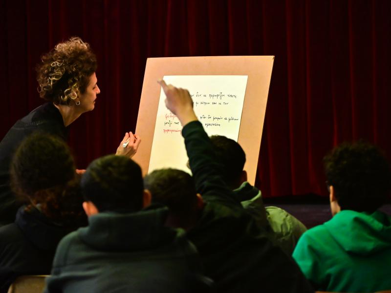 Όταν η γλώσσα παύει να είναι «μάθημα» για τους εφήβους και γίνεται εργαλείο ζωής