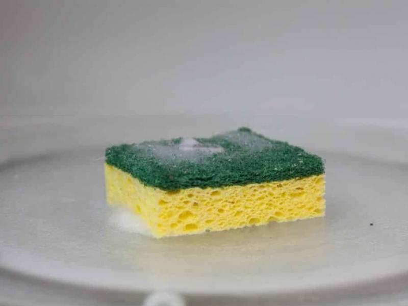 Το έξυπνο τρικ με το σφουγγάρι που καθαρίζει τον φούρνο μικροκυμάτων σε χρόνο-ρεκόρ