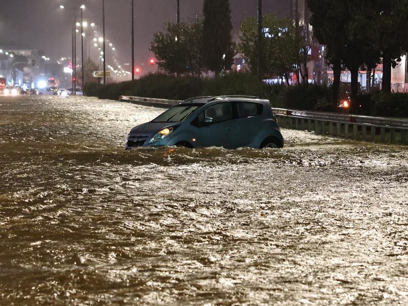 «Οδός-χείμαρρος» στον Ωρωπό: Καταιγίδες «πνίγουν» δρόμους και προκαλούν προβλήματα στην Αττική