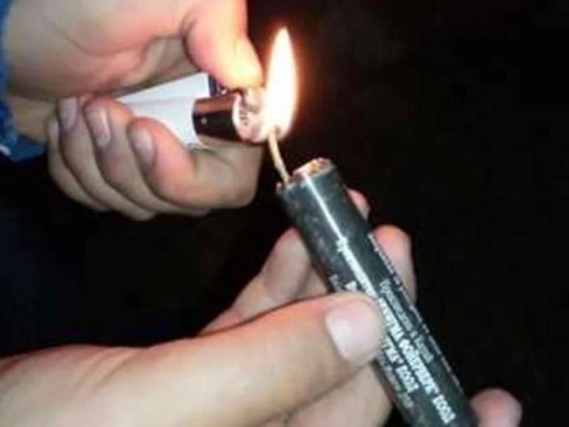 Άνδρας ετοιμάζεται να ανάψει κροτίδα