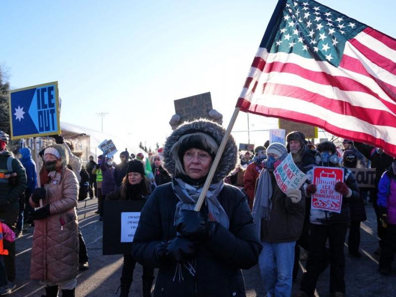 «Ξεχειλίζει» η Οργή στις ΗΠΑ: Μαζικές διαδηλώσεις κατά της ICE – Κλείνουν πανεπιστήμια και σχολεία