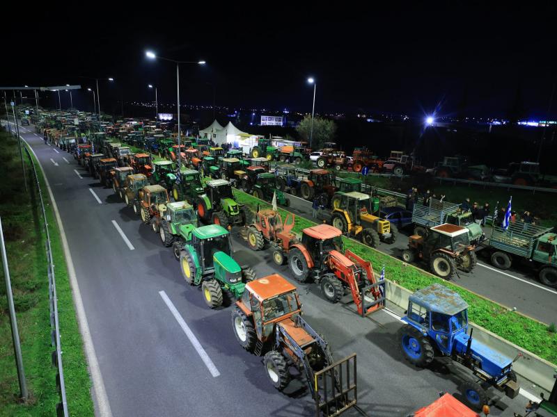 Τρακτέρ παραταγμένα στο δρόμο σε αγροτικά μπλόκα