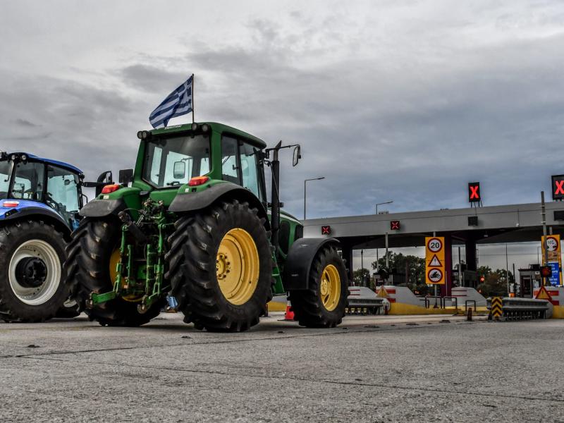 Μπλόκο αγροτών στα διόδια