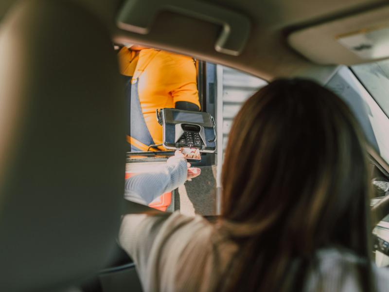 Πώς λέγεται στα ελληνικά το «drive through»;