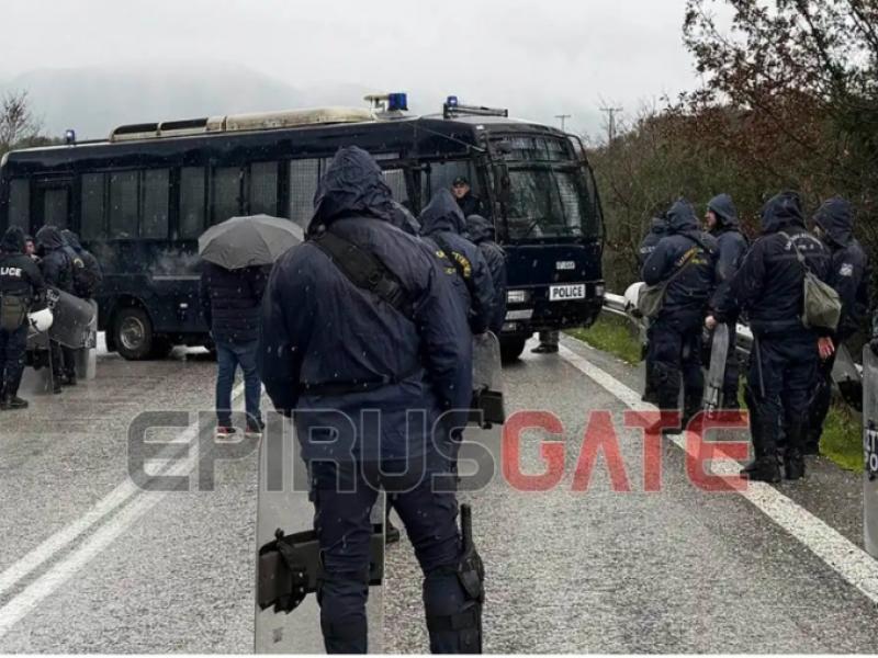 ΜΑΤ απέναντι στους αγρότες στο Καλπάκι – Μπλόκο στην πορεία των τρακτέρ προς την Κακαβιά