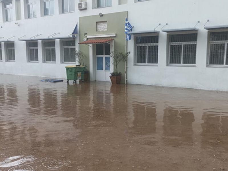 Εκπαιδευτικοί: «Όταν τα σχολεία πλημμυρίζουν, το Υπουργείο μετρά απουσίες»