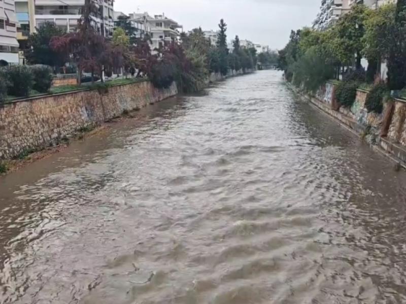 Ιλισός: Φουσκώνει το ποτάμι - Σε πλήρη επιφυλακή οι πυροσβέστες
