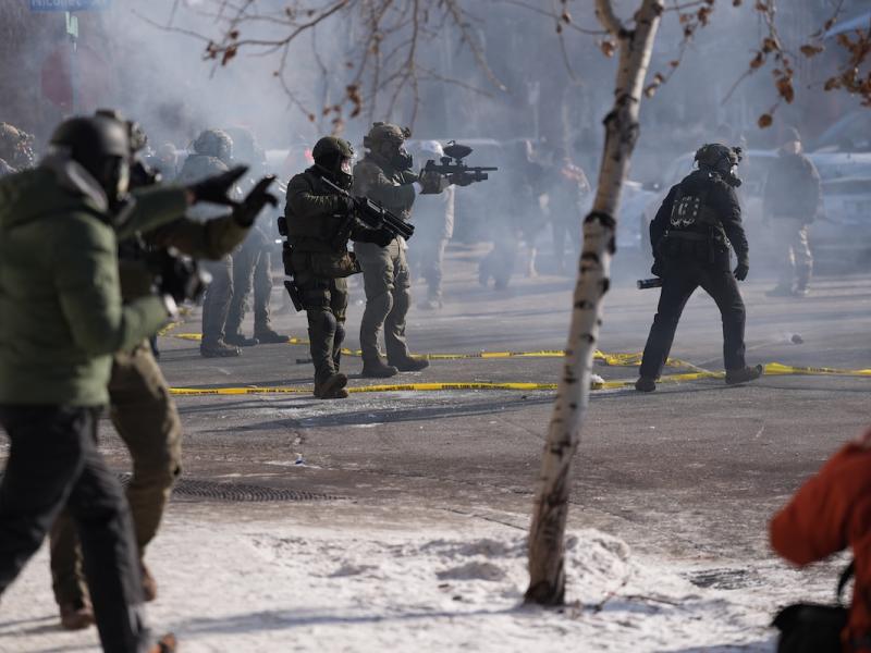 Βίντεο σοκ από τη Μινεάπολη: Οι ομοσπονδιακοί πράκτορες ρίχνουν στο έδαφος τον διαδηλωτή, τον ακινητοποιούν και τον πυροβολούν θανάσιμα