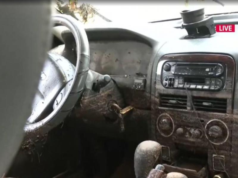 Κακοκαιρία στη Βάρη: Γυναίκα εγκλωβίστηκε 3 ώρες σε αυτοκίνητο που σφήνωσε σε δέντρο