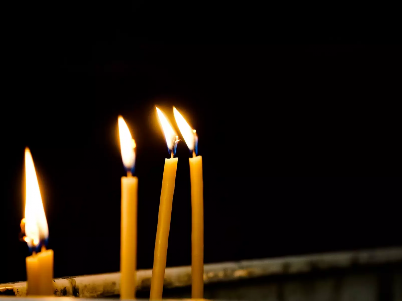 κεριά εκκλησίας σε μαύρο φόντο