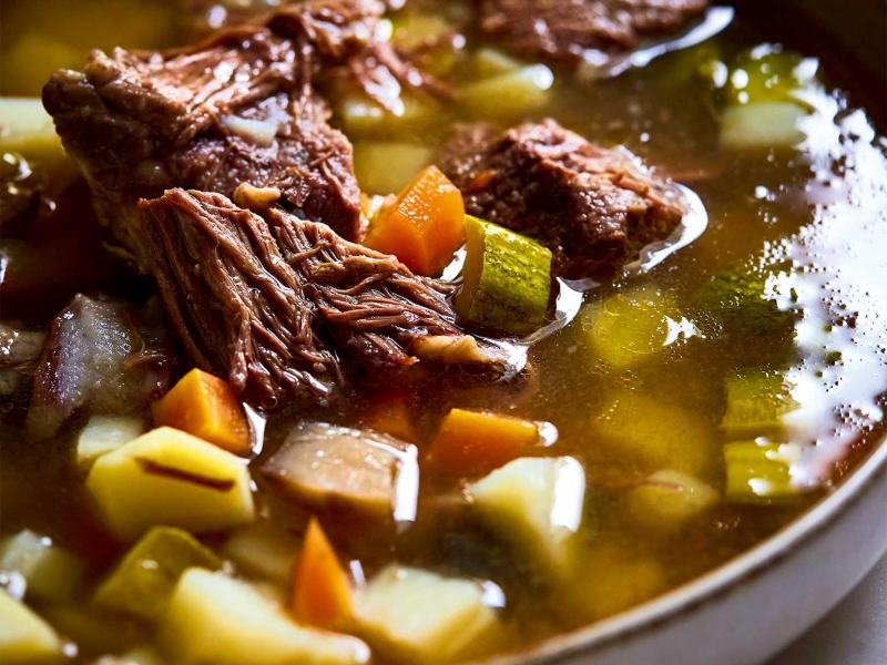 Τι συμβαίνει πραγματικά μέσα στην κατσαρόλα όταν βράζει η κρεατόσουπα