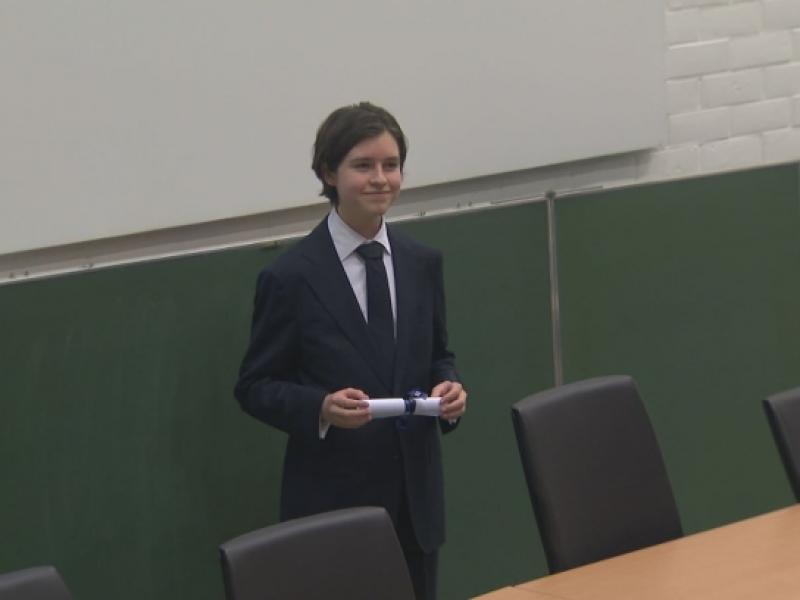 Ποιος είναι ο Λοράν Σάιμονς Τελείωσε το λύκειο στα 8, απέκτησε διδακτορικό στην κβαντική φυσική στα 15