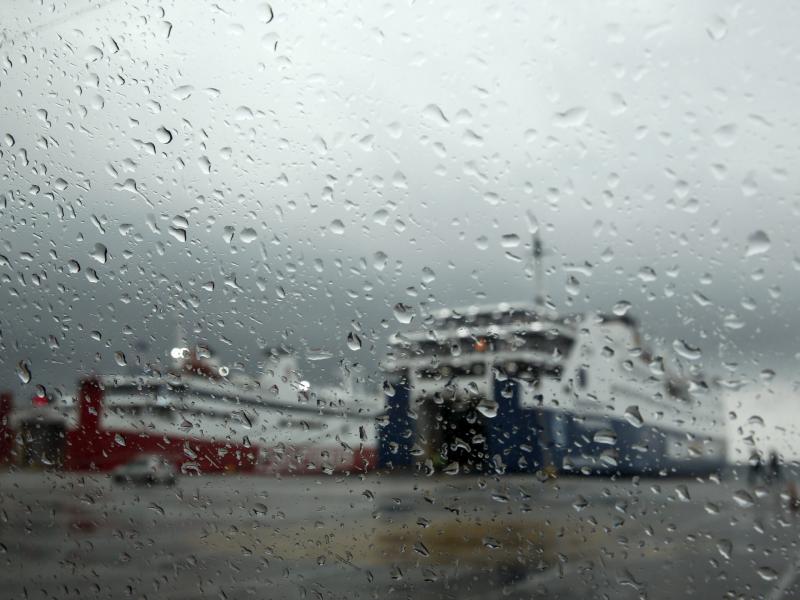 Μήλος: Δύο πλοία δεν μπόρεσαν να δέσουν στο λιμάνι λόγω ανέμων - Ταλαιπωρία για 1.641 επιβάτες