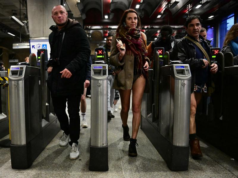 Χωρίς παντελόνια στο μετρό στο Λονδίνο
