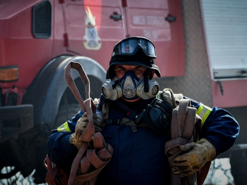 Πάτρα: Μεγάλη φωτιά στην Πειραΐκή Πατραΐκή – Συνεχείς εκρήξεις