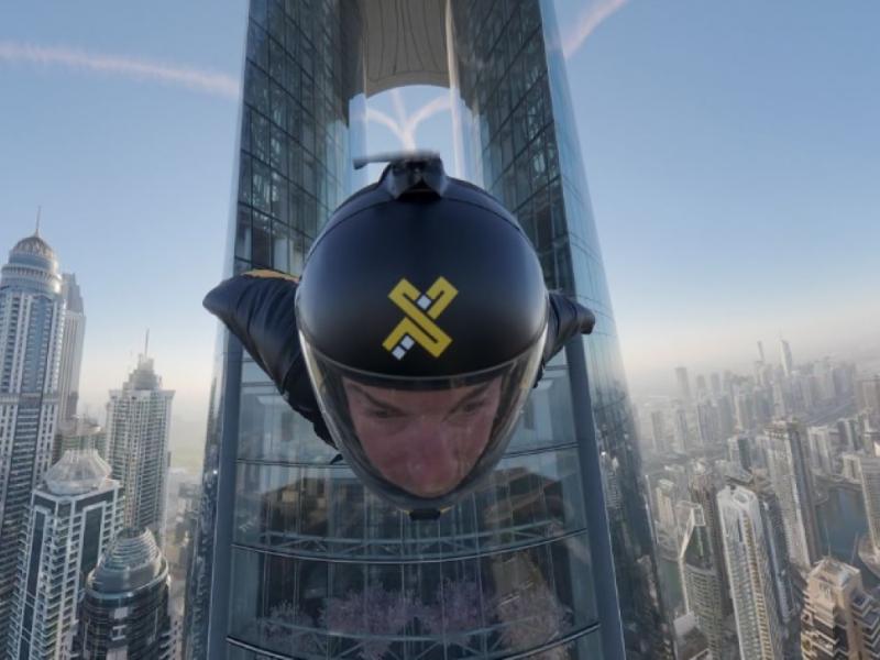 «Μέσα από τη βελόνα»: Skydivers διασχίζουν το ψηλότερο ξενοδοχείο του κόσμου με 200+ χλμ/ώρα (Video)