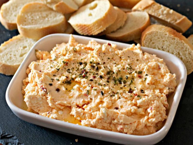 Κοπανιστή και τυροκαυτερή: δύο πικάντικες αλοιφές με διαφορετική ταυτότητα