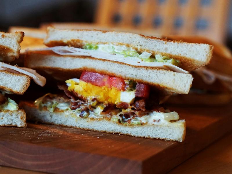 «Τοστ»: Πώς λέγεται στα ελληνικά;