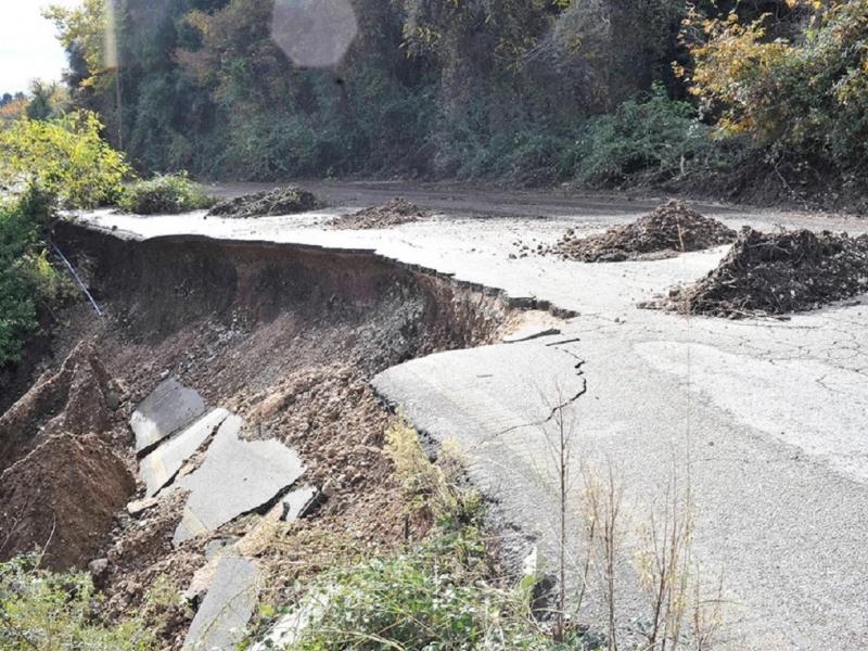Αναστάτωση στα Τζουμέρκα: Κατέρρευσε δρόμος – Μεγάλη κατολίσθηση
