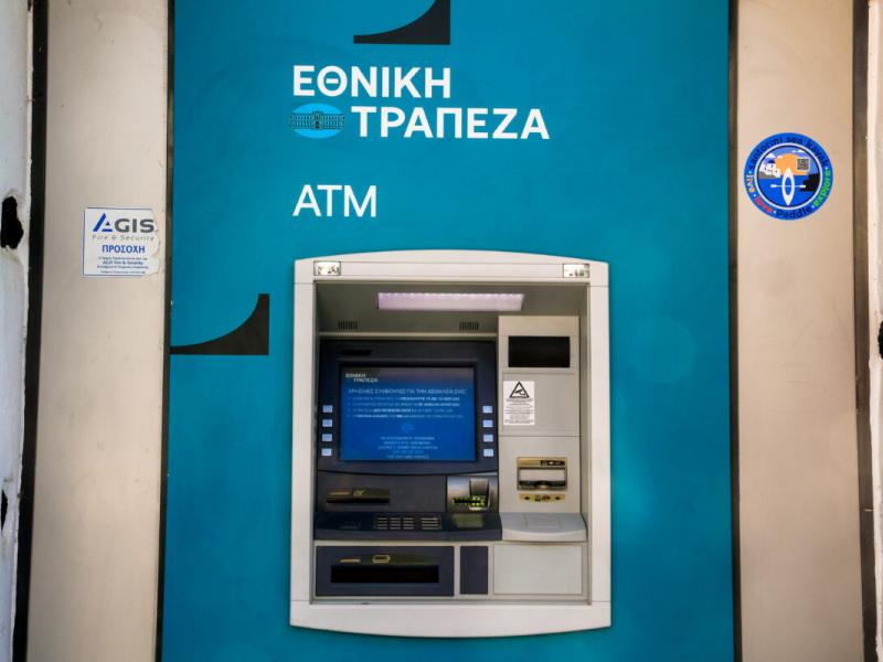 Εθνική Τράπεζα: Σάλος με νέο «κόλπο» στις κάρτες που φέρνει κρυφές χρεώσεις
