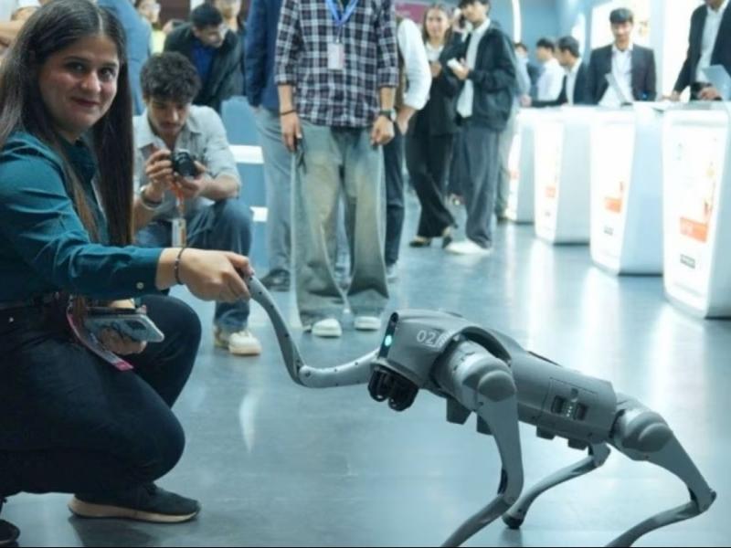 Ινδία: Πανεπιστήμιο παρουσίασε κινεζικό ρομπότ ως δικό του δημιούργημα στη Σύνοδο AI