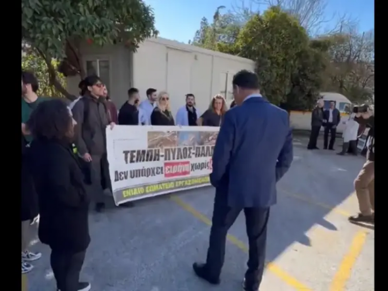 Ο Άδωνις Γεωργιάδης συνομιλεί με διαδηλωτές