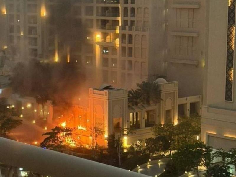 Συναγερμός στο Ντουμπάι: Εκρήξεις και αναχαιτίσεις πυραύλων στην καρδιά της Παλμ Τζουμέιρα