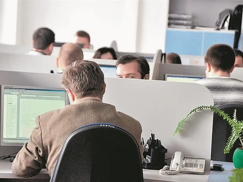 Δημόσιος υπάλληλος που “χάζευε” στο ίντερνετ θα πάρει αποζημίωση 40.000 ευρώ 