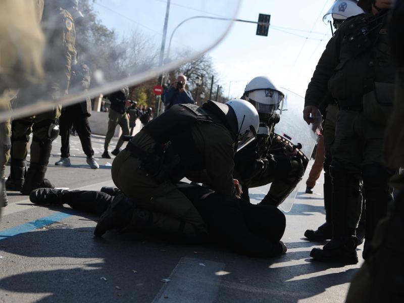 Τέμπη: Ένταση στο Σύνταγμα μετά τη συγκέντρωση – Δακρυγόνα και κρότου λάμψης (Βίντεο)