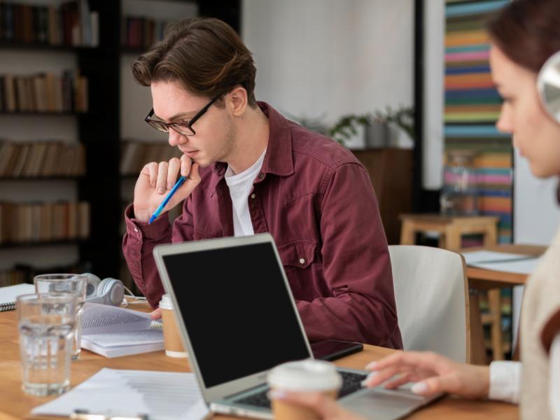 Eurostat: Μόλις 1 στους 2 νέους εργάζεται σε αντικείμενο σχετικό με τις σπουδές του