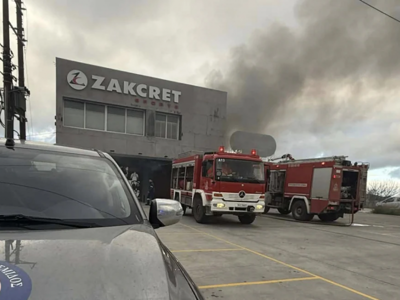 Μεγάλη φωτιά τώρα στα Σπάτα σε αποθήκη αθλητικών ειδών (Βίντεο)