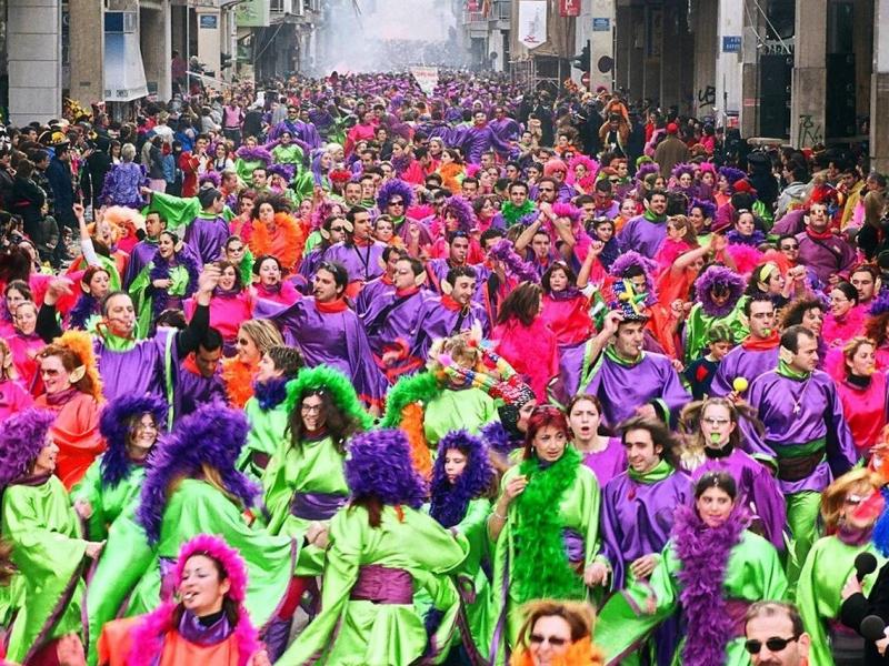 Απόκριες 2026: Από την Τσικνοπέμπτη στην Καθαρά Δευτέρα – Πότε κορυφώνονται οι εκδηλώσεις