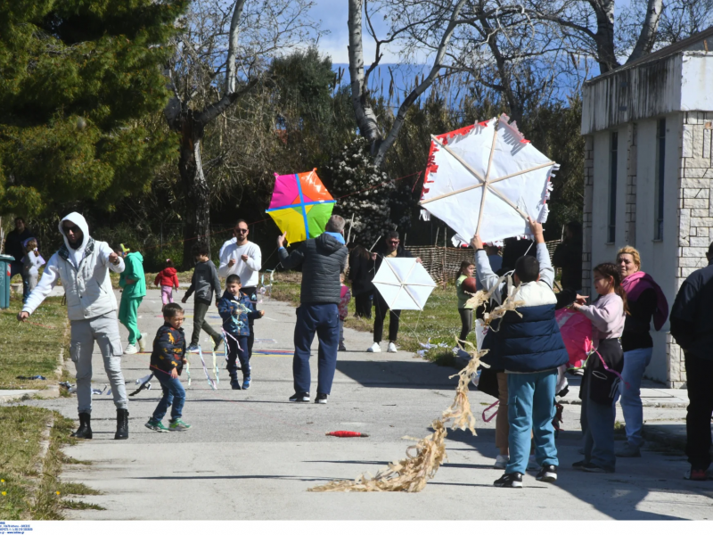 Άνθρωποι πετάνε χαρταετό την Καθαρά Δευτέρα