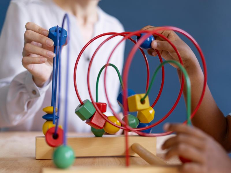 Εκπαιδευτικοί: Για την αναπληρώτρια που δίδασκε σε Νηπιαγωγείο με... πατερίτσες